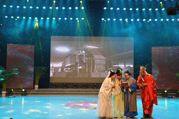 新华集团举办“2015年金秋文艺晚会暨授牌典礼” 第 4 张 新华集团举办“2015年金秋文艺晚会暨授牌典礼” 第 4 张