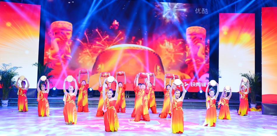 新华集团2017年荣誉员工授牌典礼 暨迎新晚会隆重举行 第 2 张 新华集团2017年荣誉员工授牌典礼 暨迎新晚会隆重举行 第 2 张