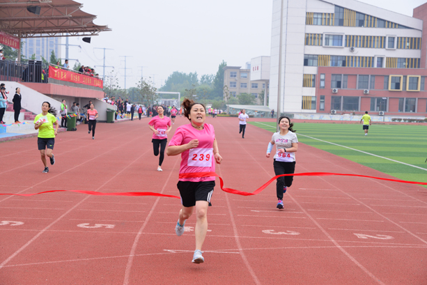 “团结拼搏,打造百年新华” 临沂新华二〇一八年春季田径运动会隆重举行 第 16 张 “团结拼搏,打造百年新华” 临沂新华二〇一八年春季田径运动会隆重举行 第 16 张